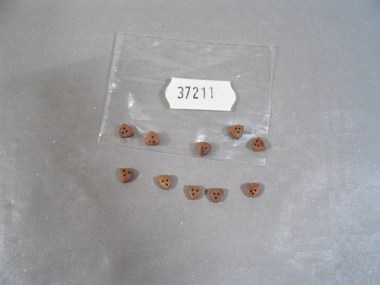 37211/MANTUA/Cap de mouton triangulaire en noyer 5 mm(10 pièces)